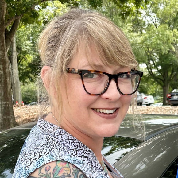 Meet your Posher, Holly - Picture 1 of 1